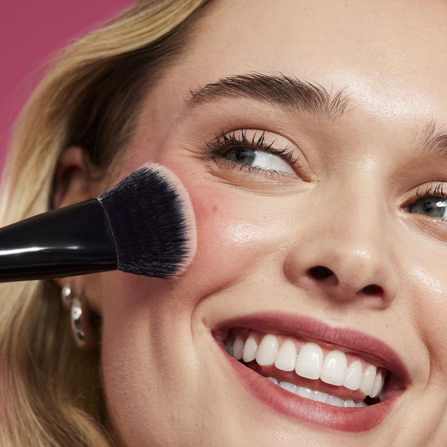 E.L.F. STAIN & TINT BLENDING BRUSH (BROCHA DE RUBOR DE MAQUILLAJE CON CERDAS DENSAS)